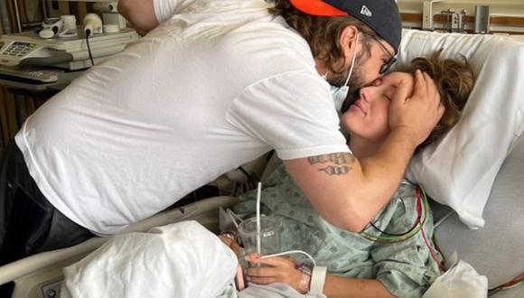 Stephen y Zoe Kolpack fueron trasladados de emergencia al Hospital Evanston tras el tiroteo del 4 de julio en Highland Park. Luego de estar separados lograron abrazarse nuevamente. (Foto: Samantha Whitehead / GoFundMe).