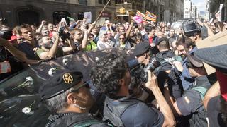 España: Cientos de personas protestan en Barcelona por detención de cargos catalanes
