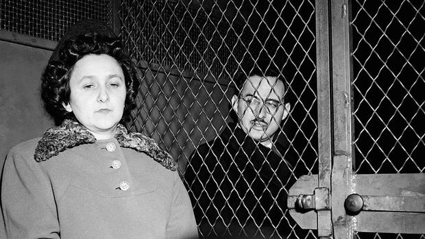 La Ley de Espionaje se le aplicó a Julius y Ethel Rosenberg, quienes en 1953 fueron ejecutados por pasar información sobre las armas nucleares de EE.UU. a los soviéticos. (GETTY IMAGES).