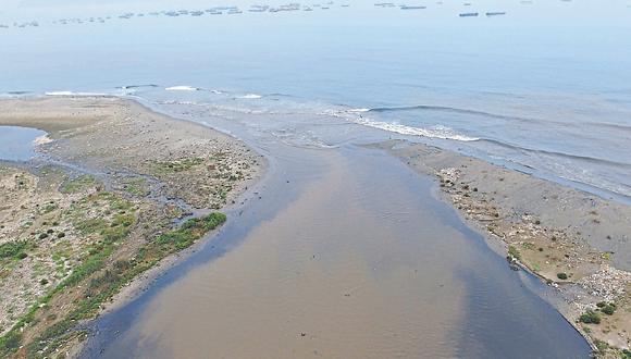 Tras 160 kilómetros de recorrido, el río Rímac desemboca en el Callao seriamente contaminado por la basura y los desagües domésticos, industriales y mineros que se arrojan todos los días a su cauce.