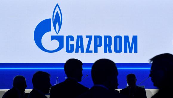Los participantes caminan frente a una gran pantalla que muestra el logotipo del gigante energético ruso Gazprom durante el Foro Internacional del Gas de San Petersburgo (SPIGF) en San Petersburgo el 15 de septiembre de 2022. (Foto: OLGA MALTSEVA / AFP)