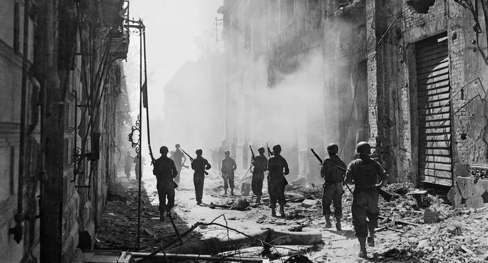 Soldados estadounidenses patrullan las calles de Messina luego de tomarla. La caída de esta ciudad, en agosto de 1943, representó la victoria sobre Sicilia.