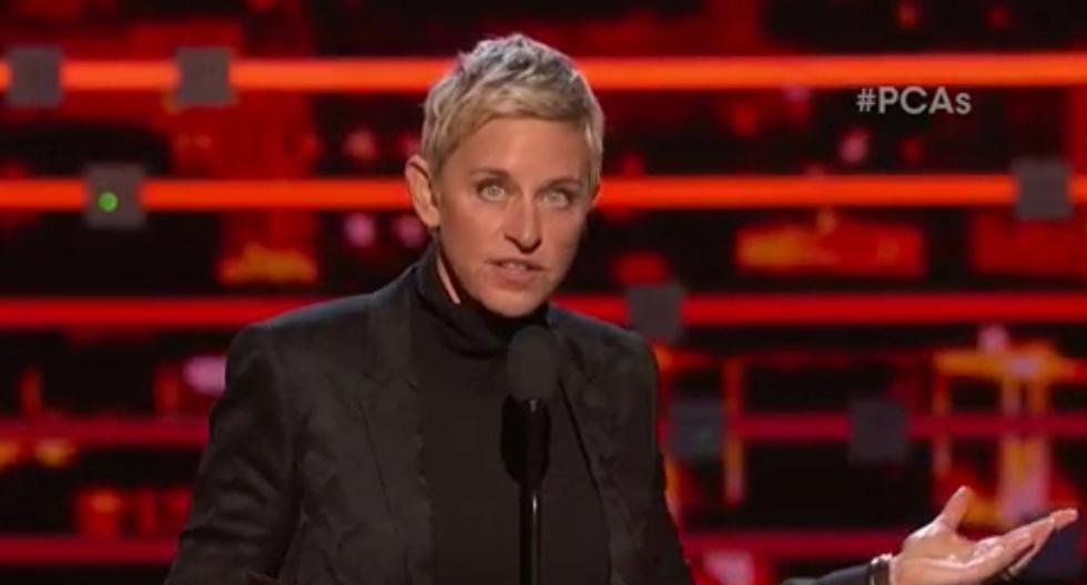 Ellen DeGeneres recibió el premio humanitario de los People\'s Choice Awards. (Foto: Captura Warner)