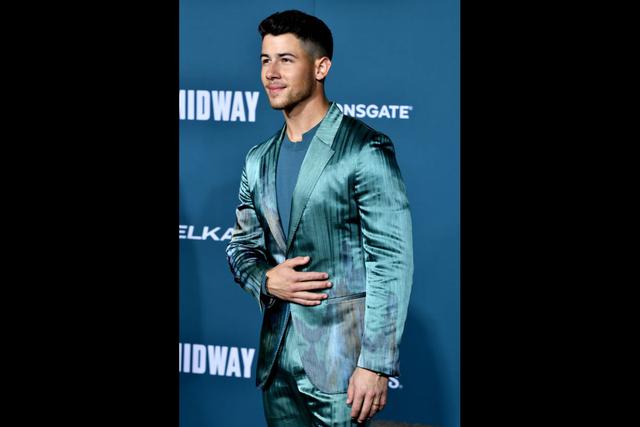 Nick Jonas no cuenta con un papel protagonista en la película, pero su apuesta por el color y su experiencia ante los objetivos hizo que brillase sobre la alfombra. (Foto: AFP)