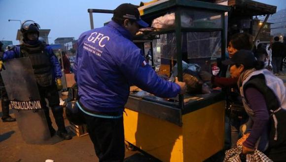 Personal de la Municipalidad de Lima procedió a la retención de la mercadería de los ambulantes. (Difusión)