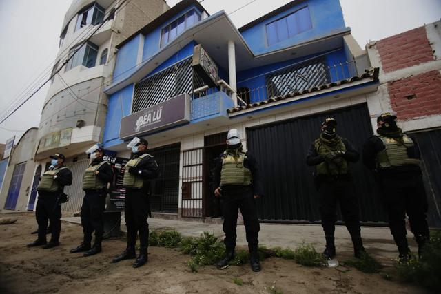 La Policía Nacional allanó esta mañana propiedades que estarían vinculadas a la organización denominada Los babys de Oquendo. (Foto: Cesar Grados / @photo.gec)