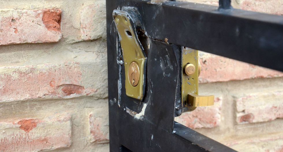 Vista de una cerradura dañada de la casa de Evo. (Foto: AFP) Vista de una cerradura dañada de la casa de Evo. (Foto: AFP)