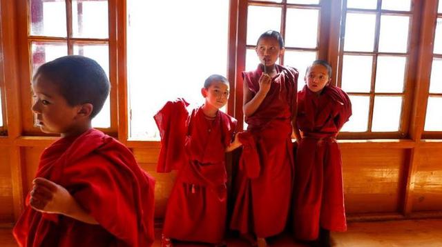 India: Estos niños monjes mantienen viva la cultura del Tíbet - 9