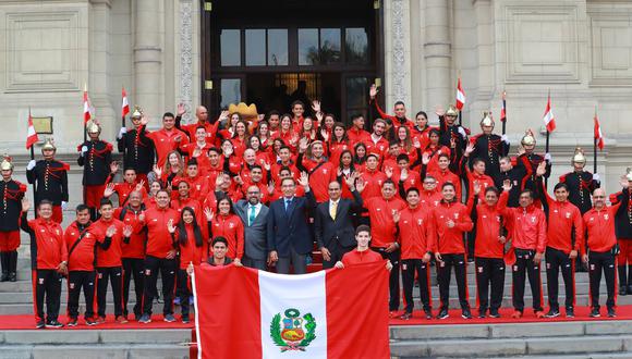 Martín Vizcarra recibió a deportistas que lograron medallas en los Juegos Odesur que se disputaron en Cochabamba. (Foto: IPD)