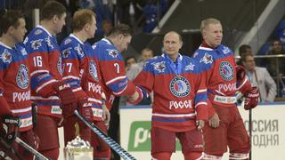 Vladimir Putin pasa su cumpleaños 63 jugando hockey sobre hielo