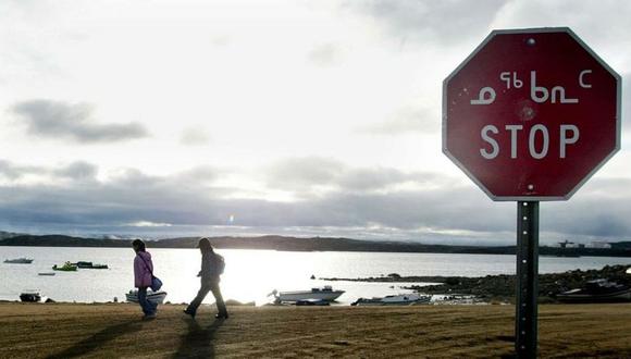 Dos niños inuit regresan de la escuela en Iqaluit. (AFP).