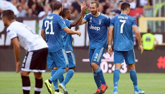 Chiellini junto a Cristiano Ronaldo y Gonzalo Higuaín. (Foto: Reuters)