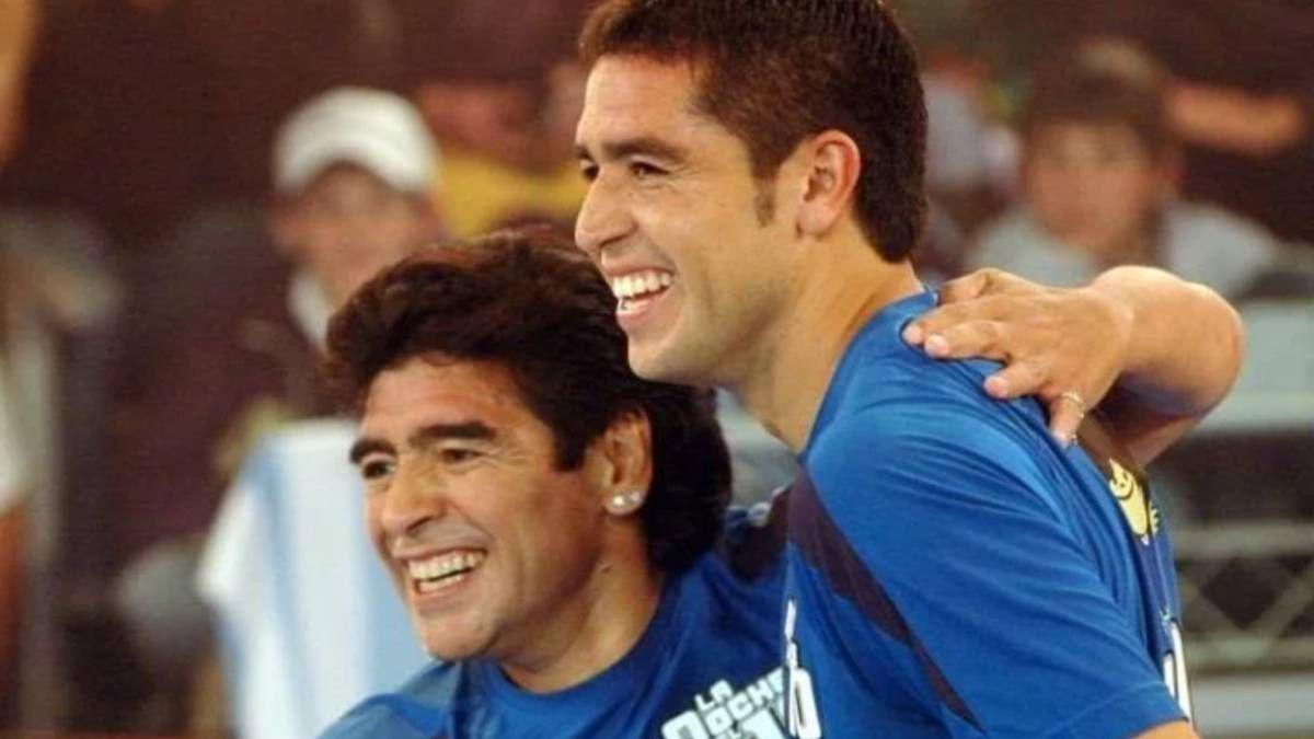 Maradona y Riquelme coincidieron en Boca en los 90. (Foto: USI)
