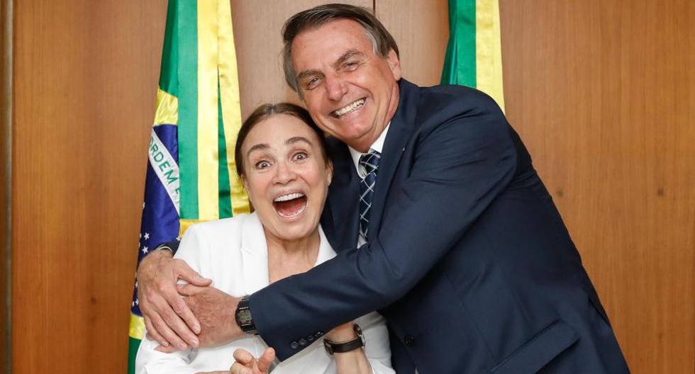 El presidente brasileño, Jair Bolsonaro (derecha), junto a la actriz Regina Duarte (izquierda). La actriz fue invitada el pasado lunes por el presidente brasileño para asumir la Secretaría Especial de Cultura. (Foto: EFE).