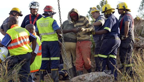 Sudáfrica: Rescatan a 12 mineros de socavón ilegal