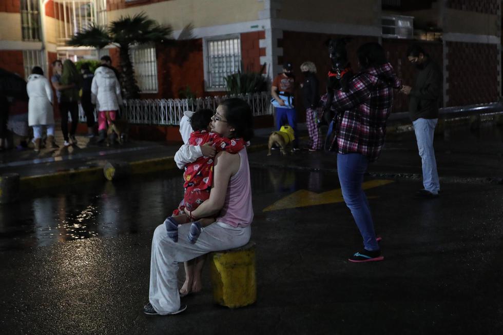 Residentes salen de sus viviendas tras el sismo en Ciudad de México. (EFE /Sáshenka Gutiérrez).

