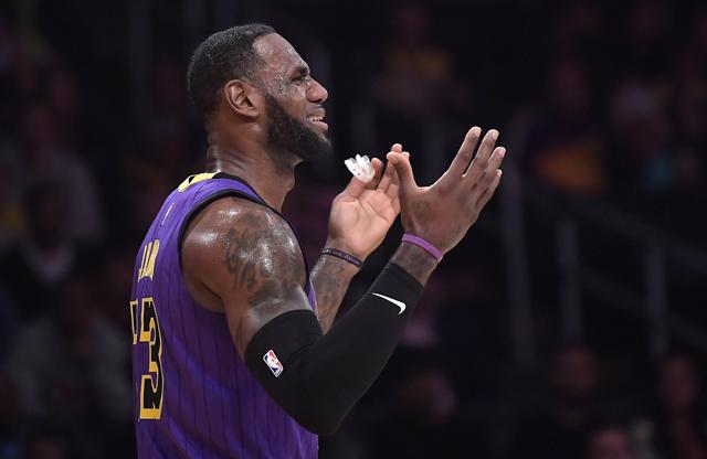 Tras caer 11-106 frente a los Nets, los Lakers quedaron fuera de la contienda por un lugar en los playoffs de la NBA. LeBron James interrumpe 13 clasificaciones consecutivas a la postemporada. | Foto: AP