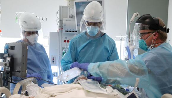 Dr. Dan Ponticiello, 43, and Dr. Gabriel Gomez, 40, intubate a coronavirus disease (COVID-19) patient in the COVID-19 ICU at Providence Mission Hospital in Mission Viejo, California, U.S., January 8, 2021. REUTERS/Lucy Nicholson     TPX IMAGES OF THE DAY