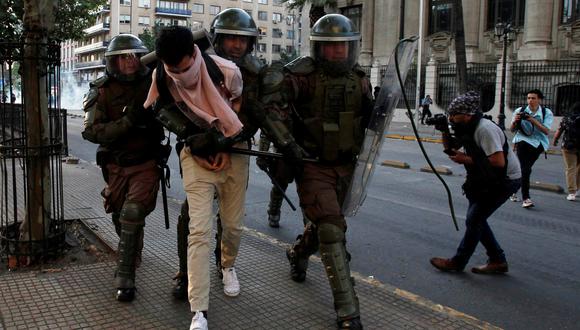 Las protestas derivaron en desmanes durante todo el día en Santiago. [Reuters]