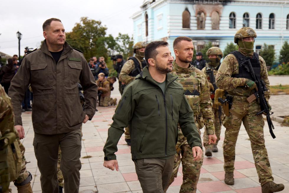 El presidente ucraniano Volodymyr Zelensky llegó a Izium como parte de su visita por los territorios reconquistados del control del ejército ruso, que se ha visto replegado ahora hacia Donetsk, zona bajo control del Kremlin desde 2014. 