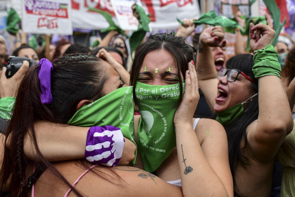 Las manifestantes que llevan pañuelos verdes, el símbolo de los activistas pro-aborto, celebran frente al Congreso de Argentina luego de que la Cámara de Diputados aprobara la legalización del aborto. (Foto de RONALDO SCHEMIDT / AFP).