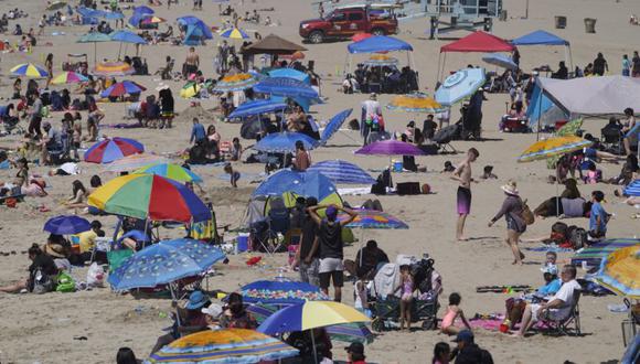 La gente disfruta del clima cálido en la playa de Santa Mónica en Santa Mónica, California. (Foto: AP / Damian Dovarganes)