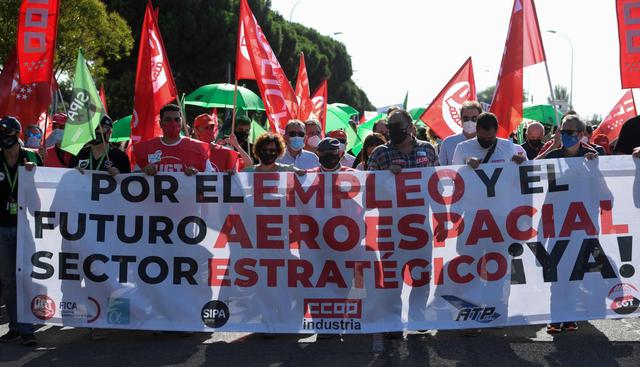 Los ciudadanos sostienen una pancarta que dice "Por el empleo y el futuro de la industria aeroespacial estratégica" mientras marchan en Getafe, cerca de Madrid. (AFP / PIERRE-PHILIPPE MARCOU).