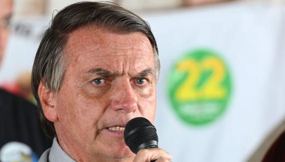 El presidente brasileño y candidato a la reelección, Jair Bolsonaro, habla con sus seguidores durante un mitin de campaña en el asentamiento Nova Jerusalem, a 40 km de Brasilia.