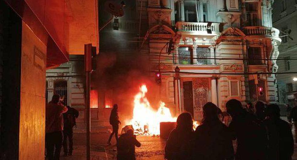 Incendian el edificio de "El Mercurio" en Valparaíso, informó el periódico chileno. (Foto: Twitter)