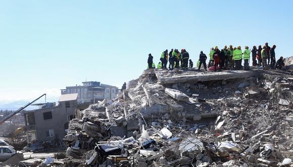 Rescatistas y civiles buscan sobrevivientes bajo los escombros de edificios derrumbados en Nurdagi, en el campo de Gaziantep, el 9 de febrero de 2023. (Foto de Zein Al RIFAI / AFP)