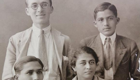 Miguelina Acosta al lado de sus hermanos durante una foto familiar. (Foto: Colaboración del Archivo de Joaquín Vargas Acosta)