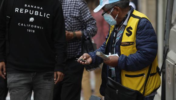 El precio del dólar tuvo una ligera alza el miércoles. (Foto: Julio Reaño)