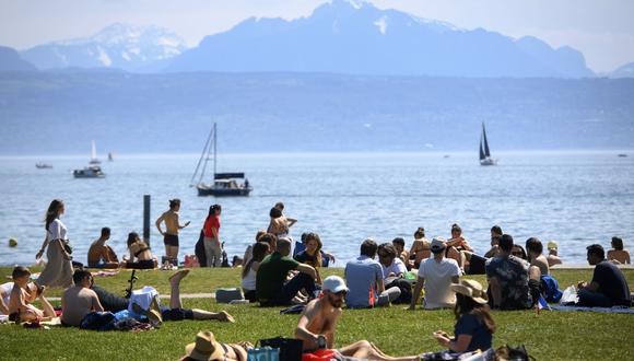 Personas disfrutando de un día soleado en Lausana, Suiza. EFE
