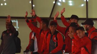 Selección peruana regresó al país y fue recibida por cientos de hinchas | VIDEO