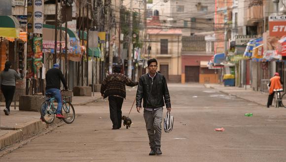 Una persona camina sin tapabocas hoy, durante la jornada de confinamiento en Cochabamba (Bolivia). La ciudad boliviana de Cochabamba es la primera de las mayores ciudades del país que aplica este domingo el primero de tres confinamientos con la mira en reducir los contagios en la segunda ola de la COVID-19. EFE/Jorge Abrego