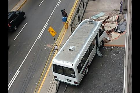 Miraflores: coaster choca contra un edificio y deja 3 heridos - 1