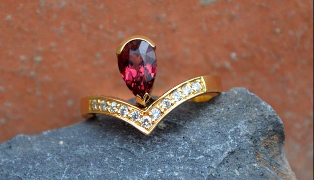 Esta es una turmalina rosa con corte en forma de pera, engastado en un anillo estilo Tiara para novias clásico, con oro amarillo de 18 kilates. (Foto: Difusión)