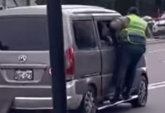 El impresionante historial de multas de chofer que huyó con policía colgado en una miniván