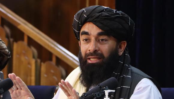 Zabihullah Mujahid, portavoz de los talibanes, habla con periodistas durante una conferencia de prensa en Kabul, Afganistán, el 17 de agosto de 2021. (EFE / EPA / STRINGER).