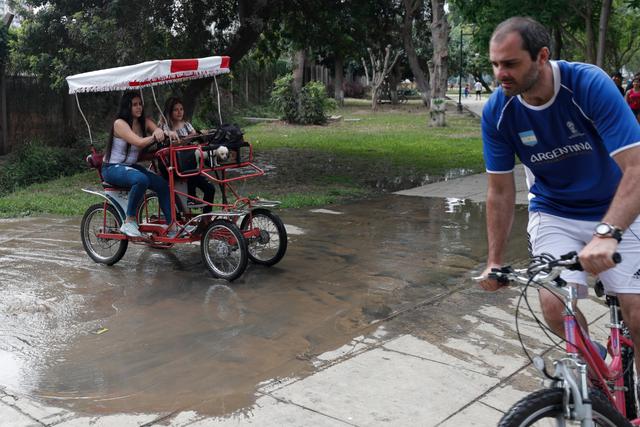 Los trabajos de renovación del Campo de Marte incluyen una rueda de la fortuna en medio del parque. (Foto: Renzo Salazar/El Comercio)