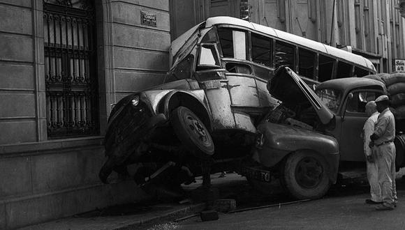 Lima, 16 de marzo de 1961.  Ómnibus de transporte público choca con camión de carga de mercadería en el centro de Lima. Foto: GEC Archivo Histórico.