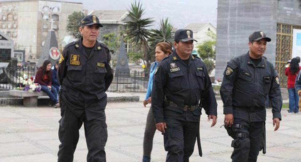 Más de 1,500 policías serán distribuidos en los 52 cementerios que existen en Lima a fin de brindar la seguridad de los visitantes. (Foto: Andina)