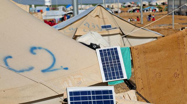 Refugio en Iraq: paneles solares iluminan y cargan celulares - 4