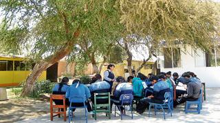 Alumnos estudian debajo de un árbol por aulas en pésimo estado