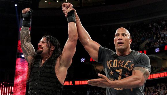 Roman Reigns ganó el Royal Rumble del 2015 y fue felicitado por su familiar, The Rock | Foto: WWE