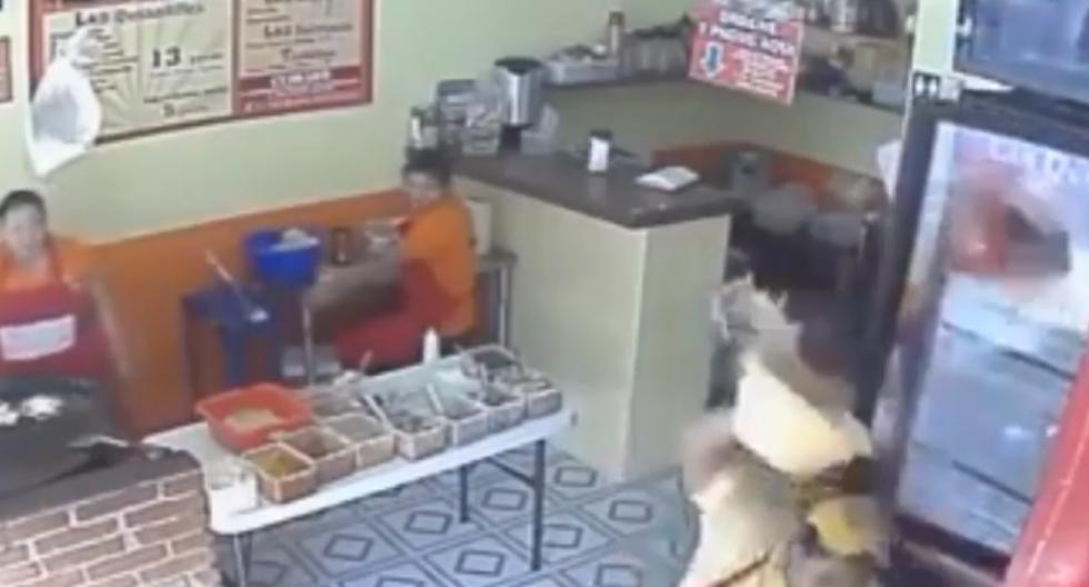 Cámaras de seguridad captaron el desastroso primer día de trabajo de un joven en un restaurante. El muchacho sufrió un accidente que lo dejó en ridículo. (Foto: Captura | El mundo viral)