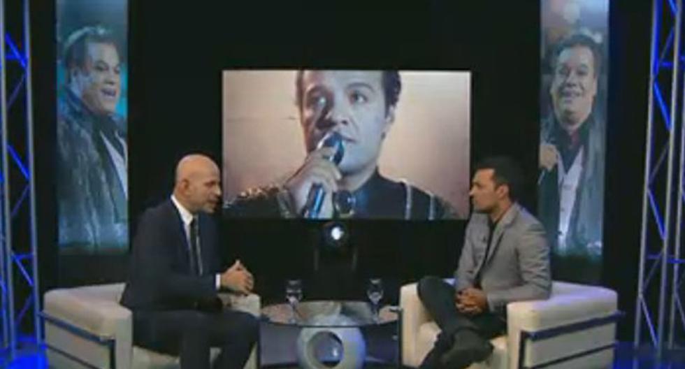Ricardo Morán entrevistó a Julián Román, actor que dio vida a Juan Gabriel. (Foto: Captura Latina)