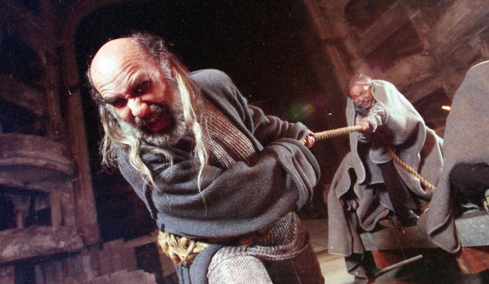 Tira y afloja: en el montaje de 1999, dirigido por Édgar Saba, Alberto Ísola interpretó a Lear y Carlos Victoria a Kent (Foto: El Comercio)