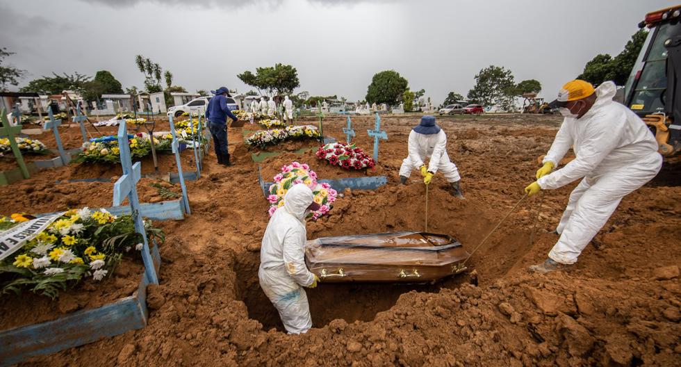 La ciudad de Manaos, en Brasil, ha sido una de las más afectadas por el Covid-19 sobre todo por la falta de oxígeno para los enfermos. En esta imagen de enero pasado, uno de los miles de entierros en esta ciudad amazónica.  (Foto: Jonne Roriz/Bloomberg via Getty Images)