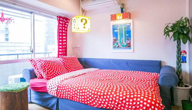 El espacio principal es una sala donde se ha instalado un sofá cama para albergar más huéspedes. El color rojo es uno de los predominantes para recordar la ropa del gasfitero creado por Nintendo. (Foto: Airbnb)